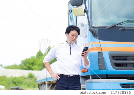 司機在卡車前看著智慧型手機 117828586
