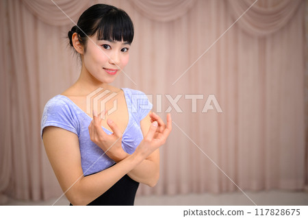 芭蕾舞者擺姿勢的上半身 芭蕾舞者擺姿勢的上半身 117828675