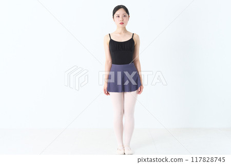 芭蕾舞者板著臉站著 芭蕾舞者板著臉站著 117828745