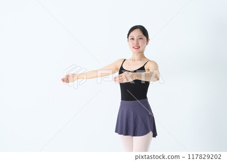芭蕾舞女演員擺姿勢 芭蕾舞女演員擺姿勢 117829202