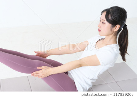 一個20多歲的女人在練瑜伽 一個20多歲的女人在練瑜伽 117829203