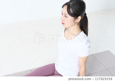 一個20多歲的女人在練瑜伽 117829338