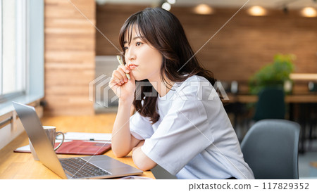 一個女人在使用電腦時思考 一個女人在使用電腦時思考 117829352