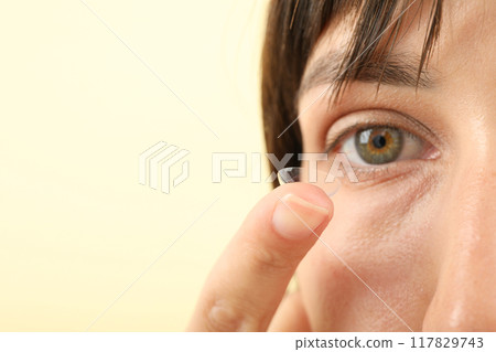 Installation of a contact lens in the eye close-up 117829743