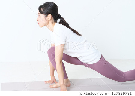 一個20多歲的女人在練瑜伽 117829781