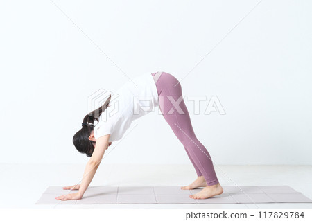 一個20多歲的女人在練瑜伽 一個20多歲的女人在練瑜伽 117829784