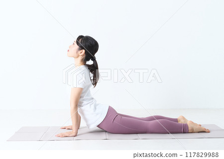 一個20多歲的女人在練瑜伽 117829988