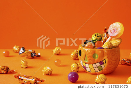 萬聖節杯子裝滿萬聖節糖果 萬聖節杯子裝滿萬聖節糖果 117831070