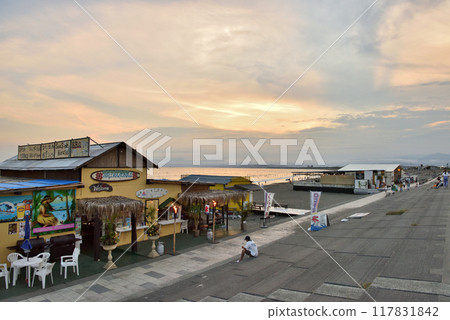 Katase Nishihama Beach House in the afternoon sun 117831842