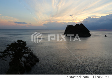 beautiful beach sunset 117831945