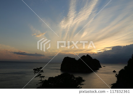 beautiful beach sunset beautiful beach sunset 117832361