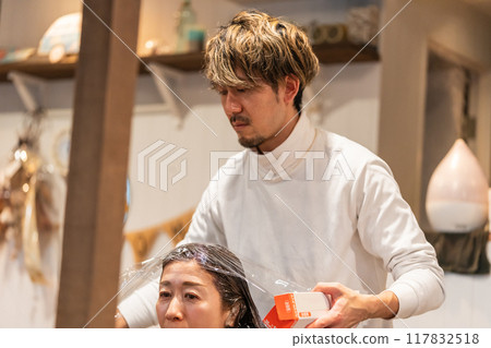 理髮師 美髮師 美女藝術家 117832518