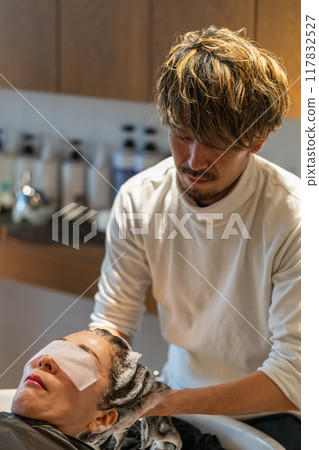 beautician, beauty artist, coiffeur 117832527