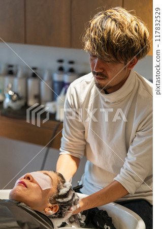 理髮師 美髮師 美女藝術家 117832529