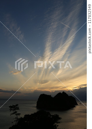 beautiful beach sunset beautiful beach sunset 117832549