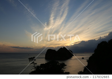 beautiful beach sunset 117832665