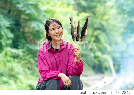 一個女人在山澗釣魚 一個女人在享受釣魚的樂趣 一個女人在山澗釣魚 一個女人在享受釣魚的樂趣 117832842