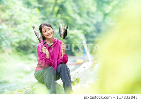 一個女人在山澗釣魚 一個女人在享受釣魚的樂趣 一個女人在山澗釣魚 一個女人在享受釣魚的樂趣 117832843