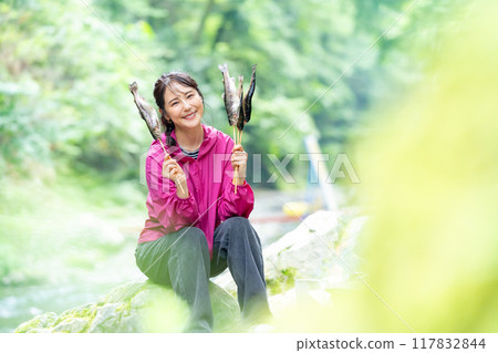 一個女人在山澗釣魚 一個女人在享受釣魚的樂趣 一個女人在山澗釣魚 一個女人在享受釣魚的樂趣 117832844