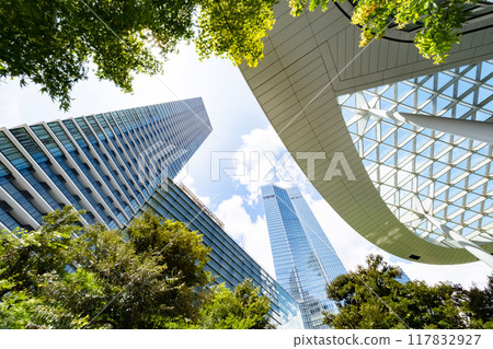 View of an office district looking up at skyscrapers (Toranomon, Tokyo) 117832927