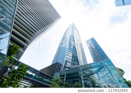 View of an office district looking up at skyscrapers (Toranomon, Tokyo) 117832945