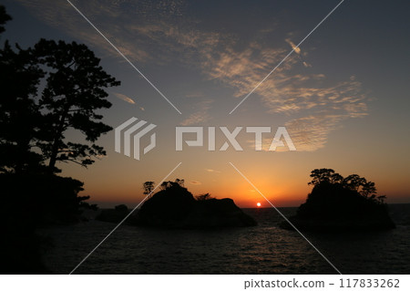 A beautiful sunset seen beyond Dogashima 117833262