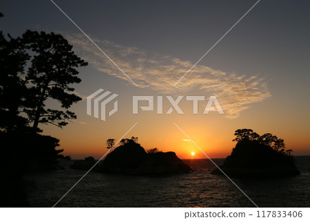 A beautiful sunset seen beyond Dogashima 117833406