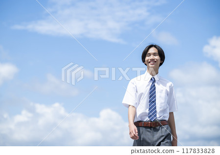 男國中生高中生藍天背景肖像行走 男國中生高中生藍天背景肖像行走 117833828