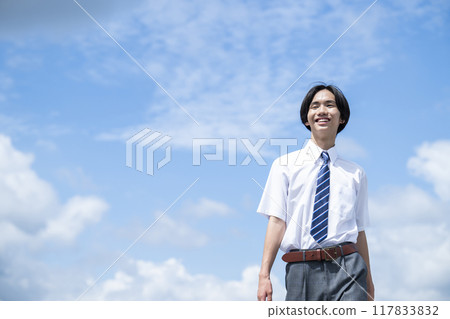 男國中生高中生藍天背景肖像行走 117833832