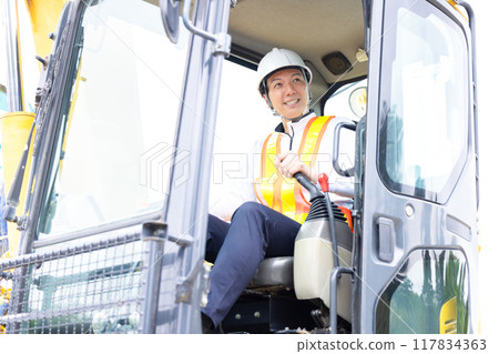 操作起重機的人 操作起重機的人 117834363