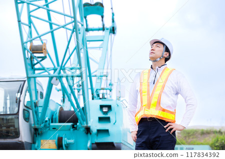 工人在建築工地工作 工人在建築工地工作 117834392