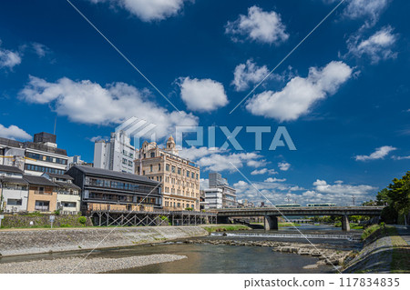 Summer scenery of Kamogawa River, Kyoto, near Shijo Ohashi Bridge 117834835