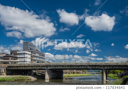Summer scenery of Kamogawa River, Kyoto - Shijo Ohashi Bridge Summer scenery of Kamogawa River, Kyoto - Shijo Ohashi Bridge 117834841