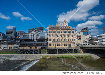四座大橋附近的京都鴨川夏日景色 117834842