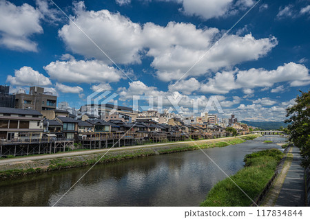 從四座大橋眺望京都鴨川夏日景色 從四座大橋眺望京都鴨川夏日景色 117834844