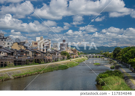 從四座大橋眺望京都鴨川夏日景色 從四座大橋眺望京都鴨川夏日景色 117834846