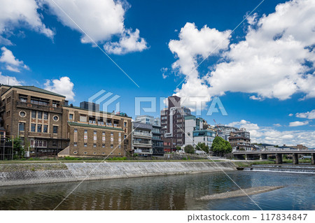 京都鴨川夏日三條大橋下游景觀 117834847