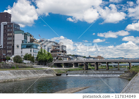 京都鴨川夏日三條大橋下游景觀 117834849