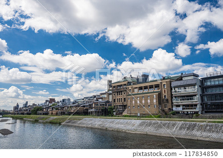 京都鴨川夏日三條大橋下游景觀 117834850