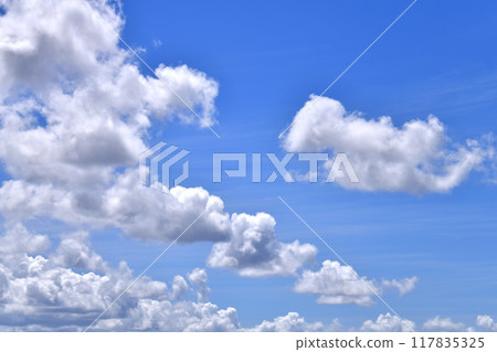 日本橫濱城市景觀夏日的天空。日本列島持續高溫...渡雲穿過首都圈...=8月26日，從橫濱出發 117835325