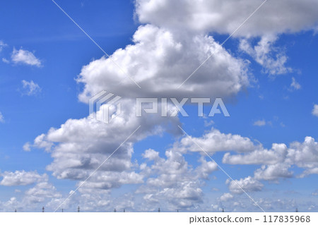 日本橫濱城市景觀輸電線和夏日的天空。日本列島繼續經歷酷熱...天空中漂浮著巨大的雲=八月 117835968