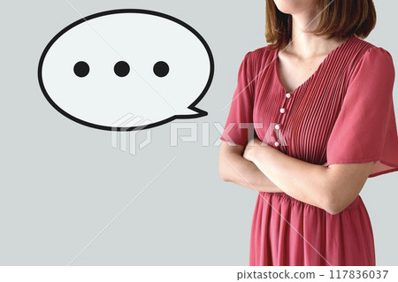 年輕女子思考並變得沉默 117836037