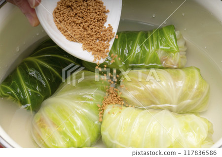 Lol cabbage simmered in a pot Preparation 117836586