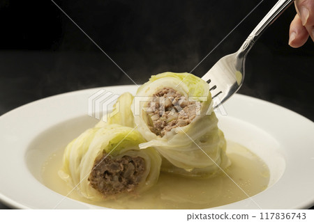 高麗菜：用叉子將高麗菜提起。 117836743