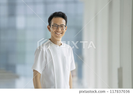 一名身穿白大褂的 30 多歲微笑男子，醫護人員的照片 117837036