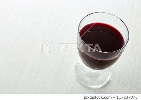 葡萄飲料_玻璃杯中的葡萄酒 葡萄飲料_玻璃杯中的葡萄酒 117837075
