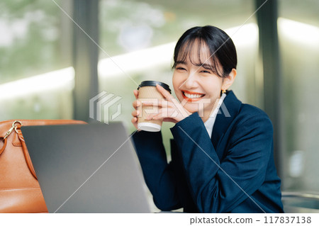 一名婦女在咖啡館的露台上工作 117837138