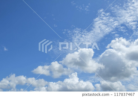 夏天的藍天與雲朵的照片 夏天的雲彩 夏天的藍天與雲朵的照片 夏天的雲彩 117837467