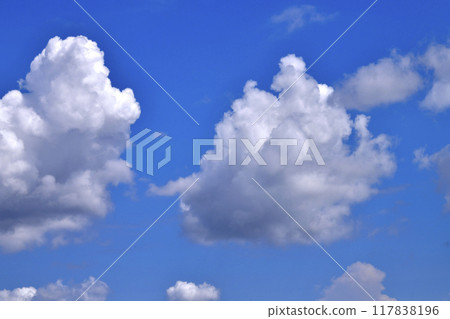 日本橫濱城市景觀夏日的天空。日本列島繼續經歷酷熱...天空中有巨大的雲彩... = 8 月 25 日，來自橫濱 117838196