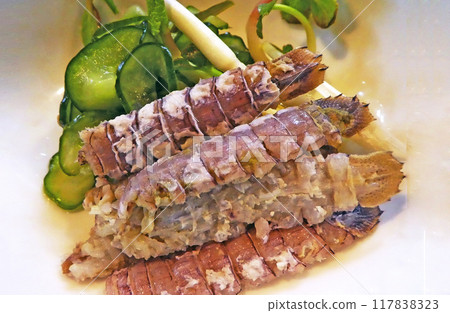 Plenty of sweetness and umami! Picture of salt-boiled mantis shrimp with roe that is in season in spring 117838323